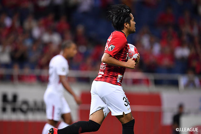 GKの弾いたボールに反応した興梠 慎三（#30）が無人のゴールに冷静に流し込み、1点を奪い返す【ルヴァンカップ 準々決勝 第1戦 浦和vs鹿島】