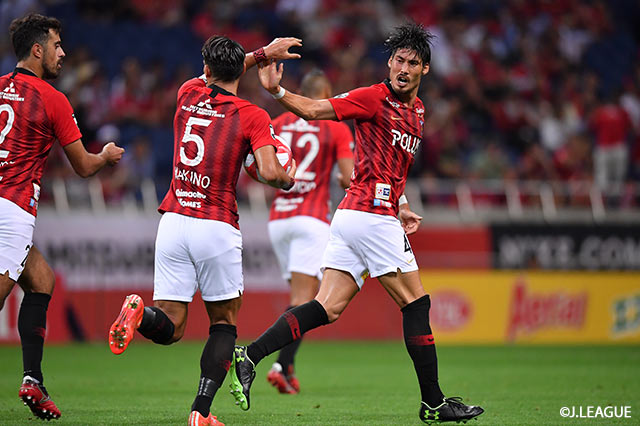 浮き球がゴール前にこぼれると、槙野 智章（#5）が頭で押し込んでネットを揺らし、浦和は同点まで後1点とした【ルヴァンカップ 準々決勝 第1戦 浦和vs鹿島】