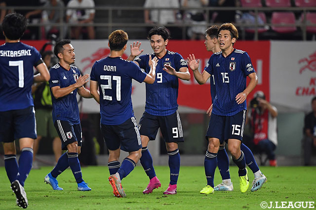 中島が右サイドの酒井に展開。酒井はダイレクトで中へ折り返し、フリーで待っていた南野 拓実（#9）が無人のゴールに流し込み、日本が2-0とリードを広げる【国際親善試合 日本vsパラグアイ】