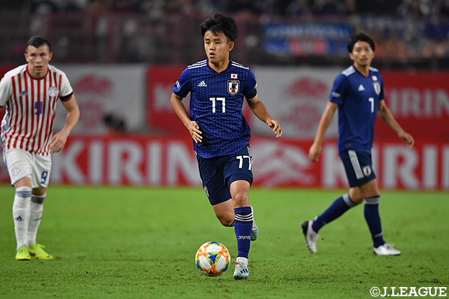 後半から投入された久保 建英。タッチライン際でのボールキープやクロスバー直撃のシュートを放つなどのびのびとプレー【国際親善試合 日本vsパラグアイ】