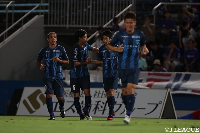 左サイドを突破した松尾からのグラウンダーのクロスを中山 克広が押し込み、ホームの横浜FCが早々にリードを奪う！【明治安田Ｊ２ 第31節 横浜FCvs甲府】