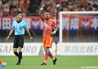 前半5分、同18分、レオナルド(新潟)が立て続けに得点を奪う!【明治安田J2 第31節 新潟vs千葉】