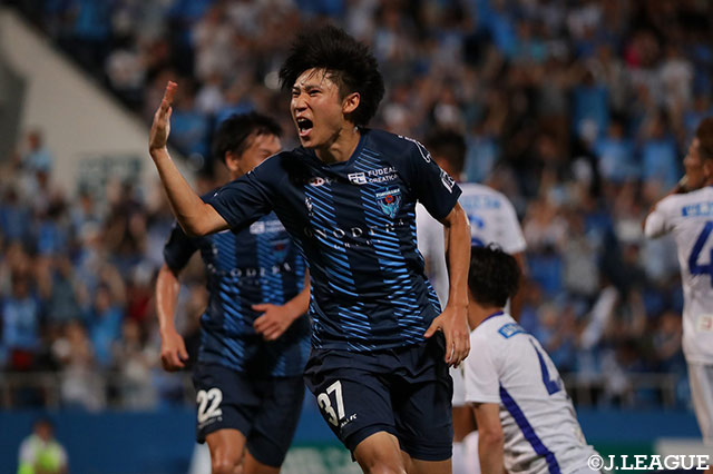 後半27分、松尾 佑介が相手に付かれながらも、左足のボレーシュートを放ち、ゴールネットを揺らす！【明治安田Ｊ２ 第31節 横浜FCvs甲府】