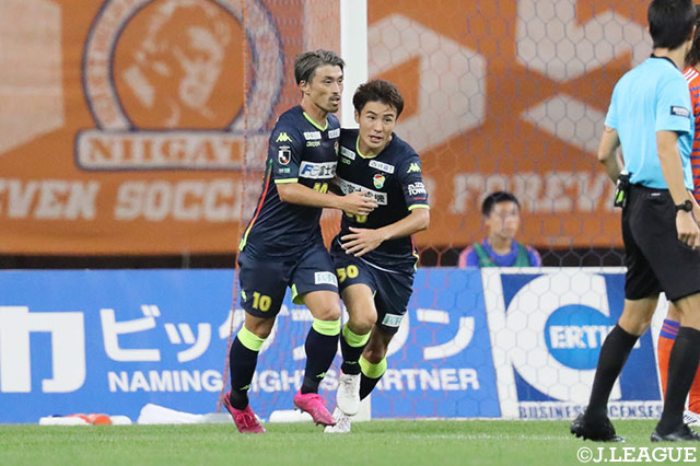 後半14分、左サイドからのクロスを上がってきた米倉 恒貴（千葉/#50）がヘディングでゴール右にねじ込み、1点を返す【明治安田Ｊ２ 第31節 新潟vs千葉】