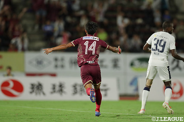 上門 知樹の低く抑えた強烈なシュートはGKの手をはじいてゴールに吸い込まれ、琉球が勝ち越しに成功する【明治安田Ｊ２ 第31節 琉球vs鹿児島】