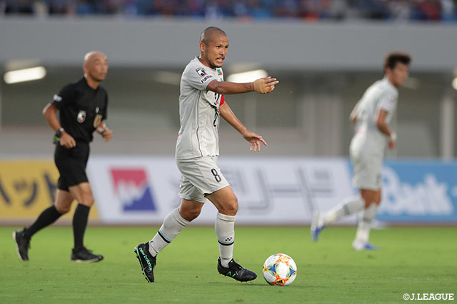 鈴木 惇（福岡）がミドルレンジからシュートを放つが、GKのファインセーブにあいゴールとはならず【明治安田Ｊ２ 第31節 長崎vs福岡】