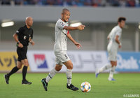 鈴木 惇(福岡)がミドルレンジからシュートを放つが、GKのファインセーブにあいゴールとはならず【明治安田J2 第31節 長崎vs福岡】