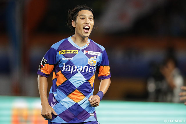 秋野のスルーパスに抜け出した呉屋 大翔がGKとの1対1を制し、長崎が先制に成功する【明治安田Ｊ２ 第31節 長崎vs福岡】