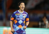 秋野のスルーパスに抜け出した呉屋 大翔がGKとの1対1を制し、長崎が先制に成功する【明治安田J2 第31節 長崎vs福岡】