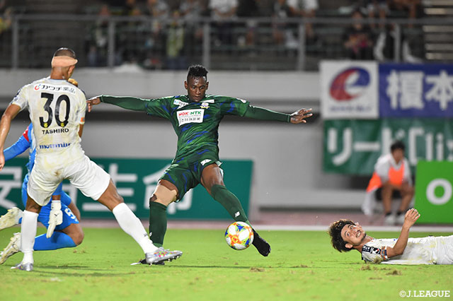 ロングボールの競り合いに勝利したジュニオール バホス（岐阜）が決定機を迎えるも、相手GKにセーブされてしまう【明治安田Ｊ２ 第31節 岐阜vs栃木】