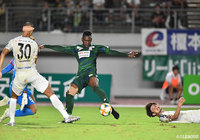 ロングボールの競り合いに勝利したジュニオール バホス(岐阜)が決定機を迎えるも、相手GKにセーブされてしまう【明治安田J2 第31節 岐阜vs栃木】