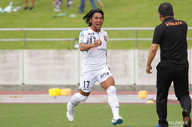 マイナスクロスに走り込んだ差波 優人（八戸/#17）がダイレクトで抑えの利かせたシュートを放つと、相手GKにはじかれながらも、ゴールに吸い込まれ、八戸が勝ち越しに成功【明治安田Ｊ３ 第22節 沼津vs八戸】