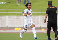 マイナスクロスに走り込んだ差波 優人(八戸/#17)がダイレクトで抑えの利かせたシュートを放つと、相手GKにはじかれながらも、ゴールに吸い込まれ、八戸が勝ち越しに成功【明治安田J3 第22節 沼津vs八戸】