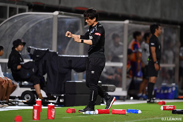 試合終了のホイッスルが鳴り響いた瞬間、渾身のガッツポーズをみせる宮本監督【ルヴァンカップ 準々決勝 第2戦 FC東京vsＧ大阪】