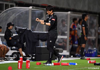 試合終了のホイッスルが鳴り響いた瞬間、渾身のガッツポーズをみせる宮本監督【ルヴァンカップ 準々決勝 第2戦 FC東京vsG大阪】