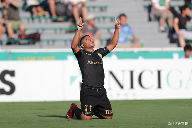 先制点、4点目を挙げ、チームに大きく貢献した今季新加入のジャイルトン パライバ（#11）【明治安田Ｊ２ 第31節 東京Ｖvs山口】