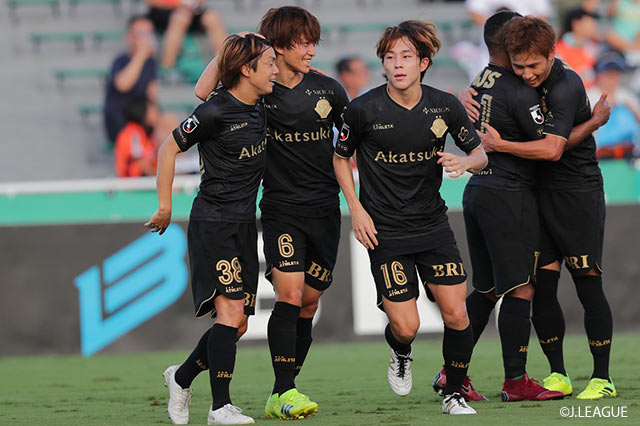 クロスに走り込んだ井上 潮音（#6）が合わせ、ゴールネットを揺らして東京Ｖが追加点を奪う【明治安田Ｊ２ 第31節 東京Ｖvs山口】