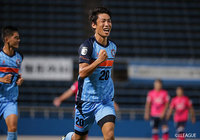 浅川 隼人（#20）が右サイドから中央へカットインしそのままPSA手前から左足を振り抜くと、豪快にゴールに突き刺さり、YS横浜待望の先制点を奪う【明治安田Ｊ３ 第22節 YS横浜vsC大23】