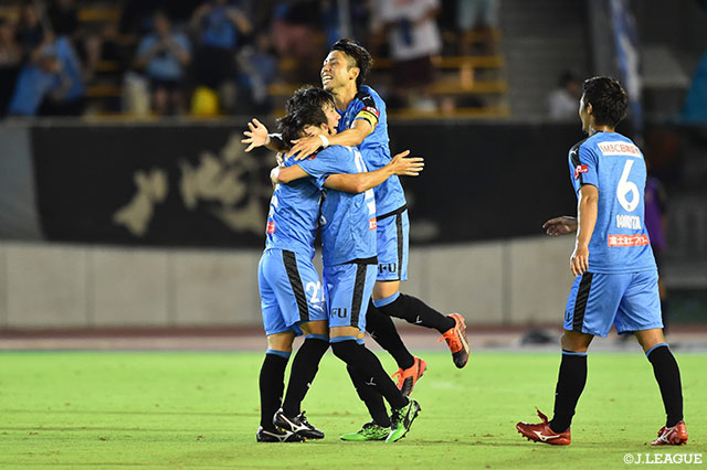 脇坂からパスを受けた下田 北斗が敵陣中央から左足を振り抜く！縦回転の掛かった強烈な一撃がゴールに突き刺さり川崎Ｆが先制点を奪う【ルヴァンカップ 準々決勝 第2戦 名古屋vs川崎Ｆ】