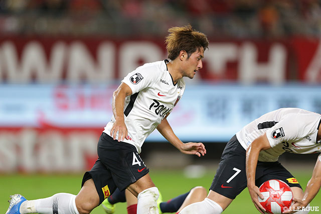 荻原が左サイドからクロスを送ると、ゴール前に飛び込んだ関根 貴大がヘディングで押し込み、再び浦和がリードを奪う【ルヴァンカップ 準々決勝 第2戦 鹿島vs浦和】