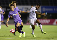 激しい競り合いをみせる佐々木 翔（広島）とアンデルソン ロペス（札幌）【ルヴァンカップ 準々決勝 第2戦 広島vs札幌】