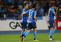 浅野 雄也(水戸)がゴール前で2人をかわし、最後はGKの逆を突くシュートを決め、3-1とリードを広げる【明治安田J2 第31節 水戸vs金沢】