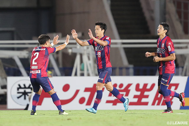 走り込んだ仲間 隼斗（＃19）がヘディングシュートを放ち、一度は右ポストに阻まれるが、跳ね返ったボールを再び押し込んで岡山が先制点を獲得【明治安田Ｊ２ 第31節 岡山vs京都】