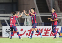 走り込んだ仲間 隼斗(#19)がヘディングシュートを放ち、一度は右ポストに阻まれるが、跳ね返ったボールを再び押し込んで岡山が先制点を獲得【明治安田J2 第31節 岡山vs京都】