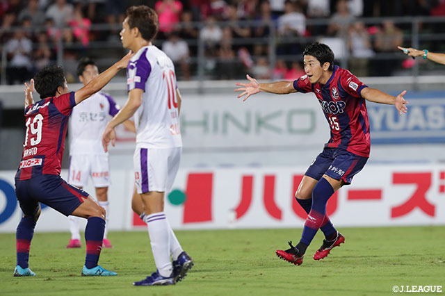 濱田の浮き球のパスに反応した山本 大貴（#15）が相手を背負いながら胸でトラップし、反転して左足でボレーシュートを放ち、岡山がリードを2点に広げる【明治安田Ｊ２ 第31節 岡山vs京都】