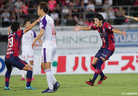 濱田の浮き球のパスに反応した山本 大貴（#15）が相手を背負いながら胸でトラップし、反転して左足でボレーシュートを放ち、岡山がリードを2点に広げる【明治安田Ｊ２ 第31節 岡山vs京都】