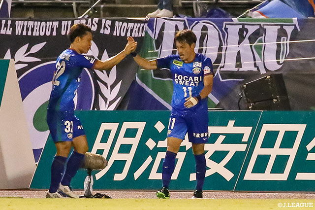 野村 直輝のシュートは相手DFに当たりコースが変わりゴールに吸い込まれ、徳島が先制に成功！【明治安田Ｊ２ 第31節 愛媛vs徳島】