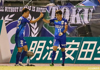 野村 直輝のシュートは相手DFに当たりコースが変わりゴールに吸い込まれ、徳島が先制に成功!【明治安田J2 第31節 愛媛vs徳島】