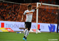 相手がクリアしたボールがゴール正面へ流れると、反応した宮原 和也（#6）がヘディングで押し込んで名古屋が先制点を奪う【明治安田Ｊ１ 第26節 清水vs名古屋】