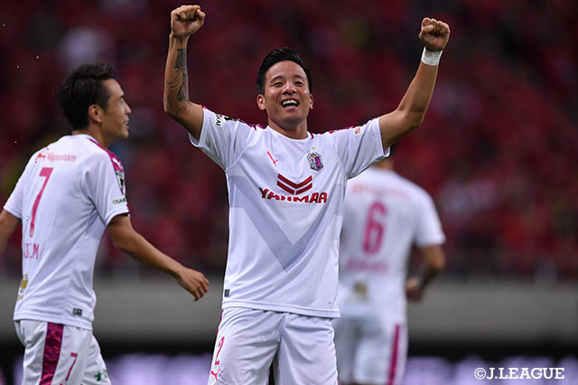 松田 陸（#2）の放ったシュートが相手にディフレクションしてゴールに吸い込まれ、Ｃ大阪が先制に成功【明治安田Ｊ１ 第26節 浦和vsＣ大阪】