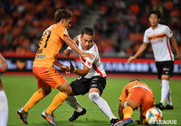 河井 陽介(清水/#11)と激しいボールの奪い合いを見せる吉田 豊(名古屋)はこの試合でJ1通算250試合出場を達成【明治安田J1 第26節 清水vs名古屋】