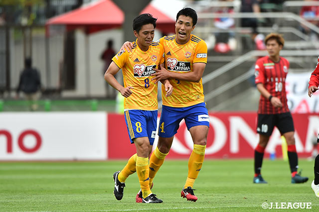 味方のシュートから、GKが弾いたこぼれ球を松下 佳貴（#8）がいち早く詰め、仙台が先制【明治安田Ｊ１ 第26節 札幌vs仙台】