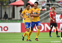 味方のシュートから、GKが弾いたこぼれ球を松下 佳貴（#8）がいち早く詰め、仙台が先制【明治安田Ｊ１ 第26節 札幌vs仙台】