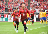 荒野 拓馬(#27)の鋭いミドルシュートはDFに当たってコースが変化し、豪快にネットに突き刺さる。後半開始早々に札幌が同点弾を奪う【明治安田J1 第26節 札幌vs仙台】