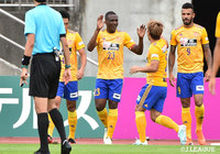 CKのチャンスから、シマオ マテ（#23）が中央で競り勝ち、GKの手を弾く強烈なヘディングを叩き込み、仙台が勝ち越しに成功【明治安田Ｊ１ 第26節 札幌vs仙台】