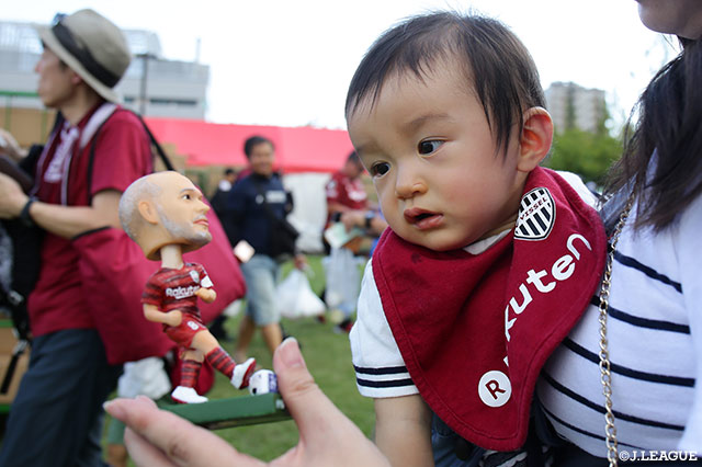 「イニエスタ選手ボブルヘッド」を不思議そうに見つめる赤ちゃんサポ【明治安田Ｊ１ 第26節 神戸vs松本】