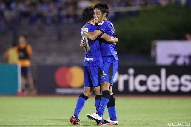 相手のパスミスを突き、ショートカウンターを仕掛けた大分は、最後に三平 和司（右）がカットインから右足で相手の股を抜いたグラウンダーのシュートをゴール左に決め、大分が幸先よく先制ゴールを奪う【明治安田Ｊ１ 第26節 大分vs湘南】