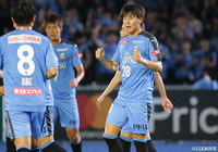 脇坂 泰斗（#28）がPA手前から低めの強烈なシュートを放つ。放たれたボールはGKをかすめてネットを揺らし、川崎Ｆが先制に成功【明治安田Ｊ１ 第26節 川崎Ｆvs磐田】