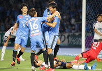 こぼれ球に反応した山村 和也(#34)が倒れ込みながらも放ったダイレクトシュートはゴール右に決まり、川崎Fがリードを広げる【明治安田J1 第26節 川崎Fvs磐田】