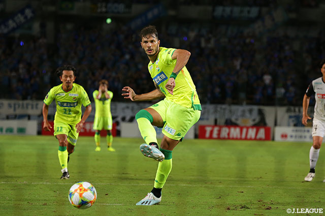 クレーベがこの日2点目となる得点をPKで沈め、千葉が逆転に成功する【明治安田Ｊ２ 第32節 千葉vs水戸】