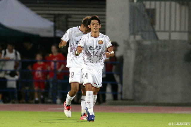 中央でパスを受けた上門 知樹がドリブルで一気に持ち上がりシュートを放つ！これが決まり琉球が試合を振り出しに戻す【明治安田Ｊ２ 第32節 金沢vs琉球】