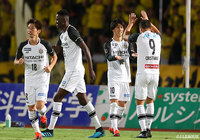 クリスティアーノのクロスに巧みな動きでマークを外した江坂 任がヘディングで合わせる！これがネットを揺らし、柏が後半立ち上がりに先制に成功する【明治安田Ｊ２ 第32節 甲府vs柏】