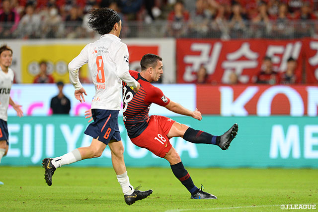 ペナルティエリア手前でボールを受けたセルジーニョが左足を振り抜く！豪快なシュートがネットに突き刺さり、鹿島が貴重な追加点を奪取【明治安田Ｊ１ 第26節 鹿島vsFC東京】