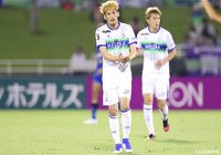 GKのキャッチミスを見逃さなかった野田 隆之介（#15）が素早く反応し、右足を振り抜くとそれがゴールに突き刺ささり、湘南が同点まで後1点に迫る【明治安田Ｊ１ 第26節 大分vs湘南】