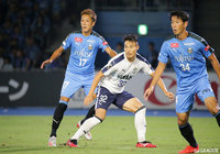 2トップの一角に入った中山 仁斗（磐田）には山村 和也（#34）、馬渡 和彰（#17）が二人でマークに付く【明治安田Ｊ１ 第26節 川崎Ｆvs磐田】