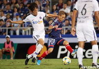 稲垣 祥（広島）をかわし、突破する仲川 輝人（横浜FM）【明治安田Ｊ１ 第26節 横浜FMvs広島】